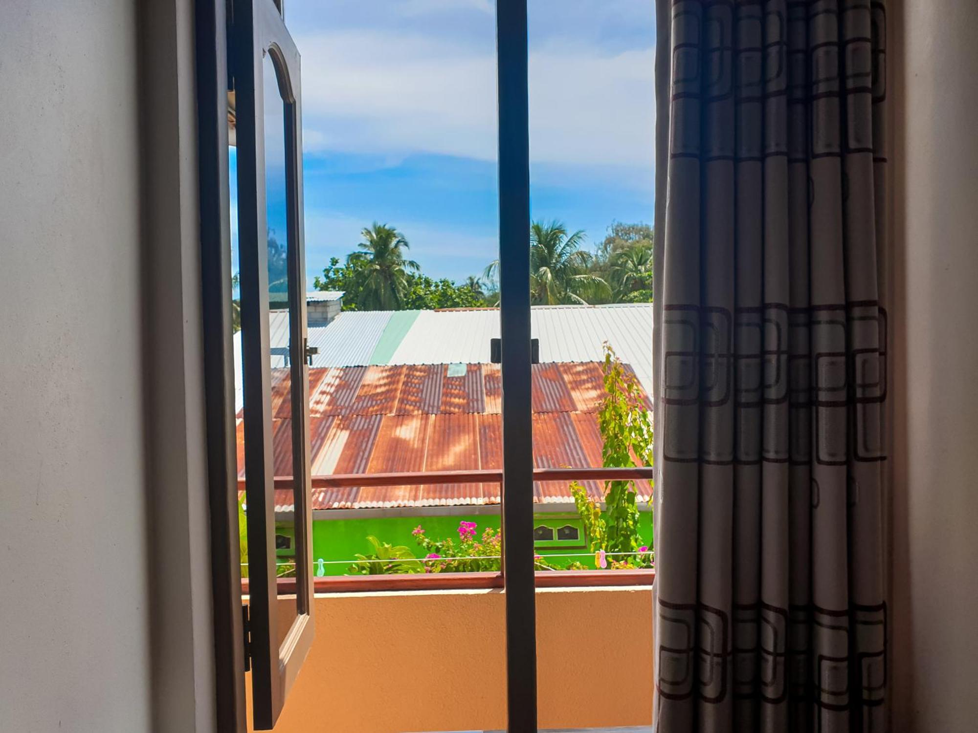 Nemo Inn Omadhoo Bagian luar foto